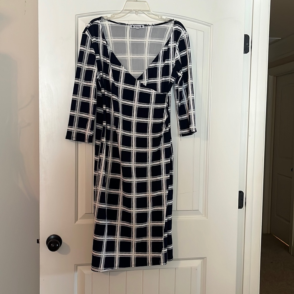 Super cute navy and white bodycon wrap look dress